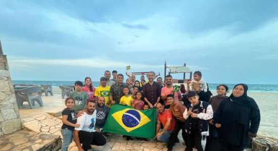 Brasileiros e familiares que saíram neste domingo de Gaza chegam ao Cairo