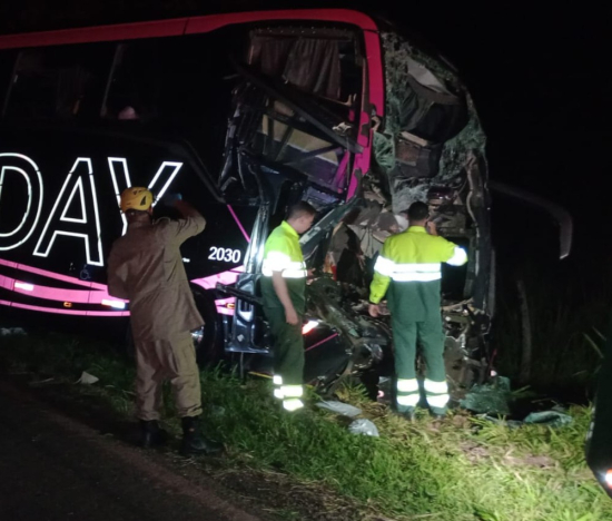 Acidente destrói ônibus, faz carreta pegar fogo e deixa feridos na BR-153