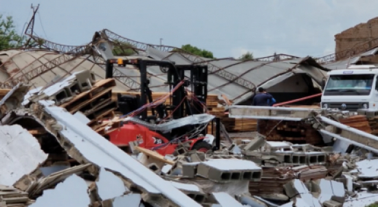 Tempestade destrói depósito e deixa cidade sem energia
