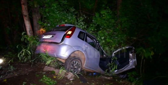 Motorista fica presa às ferragens após perder o controle e bater em árvore 