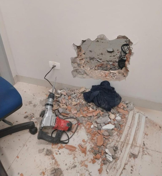 Quadrilha é presa escondida em forro de agência bancária após tentar furtar cofre em MT