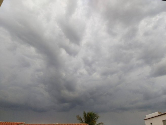 Inmet emite alerta amarelo de chuva forte e muito vento para MT