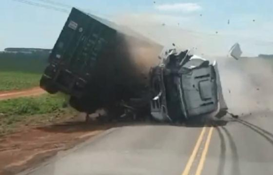 Colisão entre carretas deixa motoristas gravemente feridos