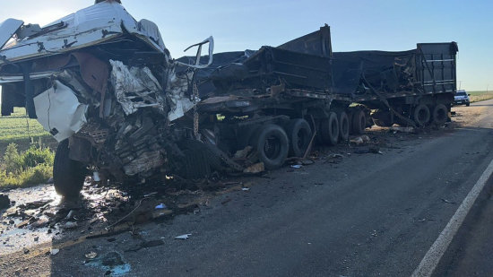 Motoristas morrem após caminhões baterem de frente em MT