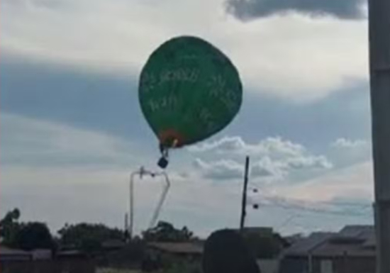 Balão com Papai Noel atinge rede elétrica, cai no telhado de casa e duas pessoas ficam feridas em MT