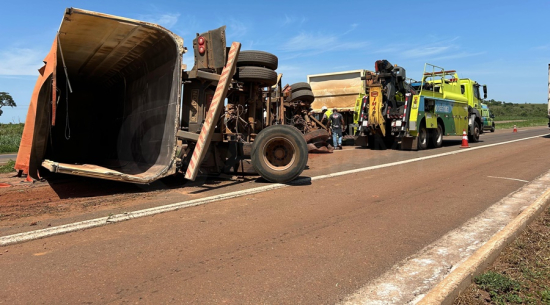 Motorista desvia de carreta tombada, sai da pista e também tomba veículo 