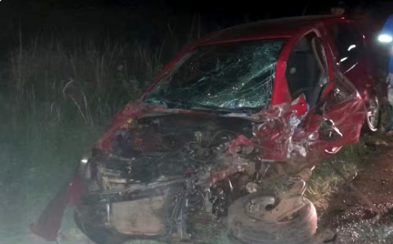 Acidente deixa 5 pessoas feridas e carro destruído na BR-158