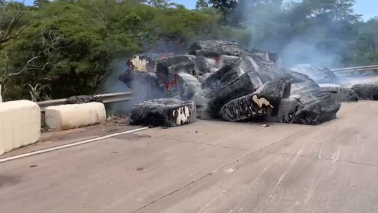 Carreta carregada com algodão tomba na pista e parte da carga pega fogo na BR-364 em MT