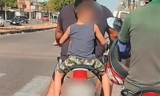 Homem é preso por levar criança sem capacete em moto em Barra do Garças