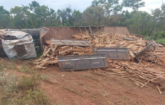 Caminhão tomba na BR 070 e motorista morre preso às ferragens