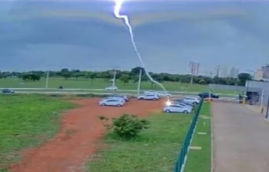 Raio atinge carro em estacionamento da Assembleia Legislativa de Goiás