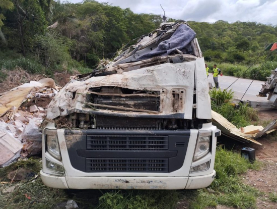Três pessoas morrem e uma fica ferida em acidente com veículo de carga na BR-364 em MT