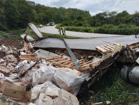Quatro pessoas são presas por saquear carga de carreta envolvida em acidente onde criança e avós morreram na BR-364 em MT