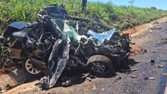 Motorista morre ao invadir a contramão e bater contra caminhão na BR-153; vídeo mostra carro completamente destruído