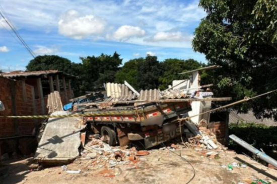 Irmãos ficam feridos após caminhão desgovernado invadir casa