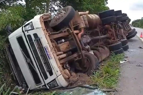 Motorista sem cinto de segurança morre após ser arremessado de caminhão que tombou em MT