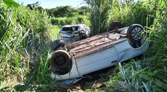 Após batida traseira, carros capotam no Anel Viário; duas crianças foram socorridas