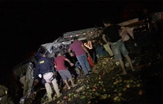 Batida entre caminhão e ônibus de turismo deixa 25 pessoas mortas e cinco feridas