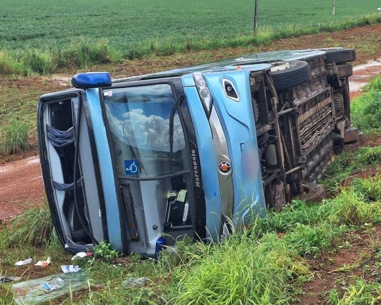 Ônibus de viagem tomba às margens da BR-163 e deixa feridos em MT