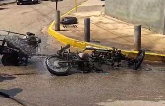 Duas motos pegam fogo após colisão em Barra do Garças; veja vídeo