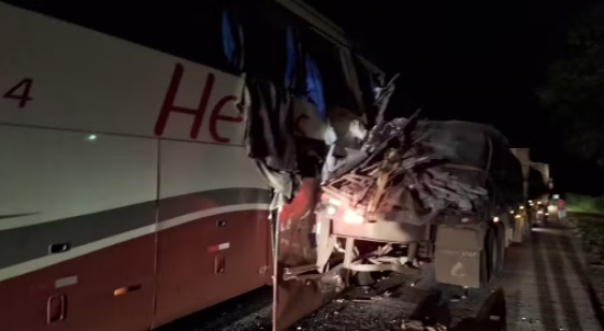 Acidente entre ônibus e caminhão deixa 18 feridos em MT