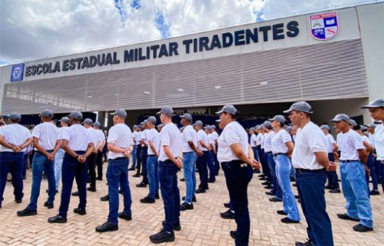 Mauro sanciona lei que cria Programa de Escolas Cívico-Militares em Mato Grosso