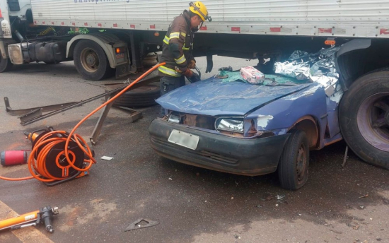 Acidente mata mãe e deixa filhos de 3 e 12 anos feridos após carro entrar embaixo de carreta em Goiás