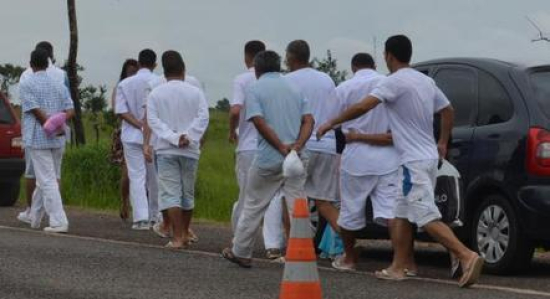 Senadores querem discutir na volta do recesso o fim das 'saidinhas' de presos; projeto tramita desde 2011