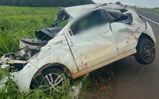 Professora e filho morrem após carro capotar 