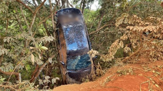 Carro capota e fica preso em árvores na MT-560