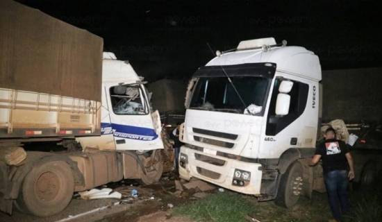 Caminhoneiro tem dedo do pé decepado em acidente entre duas carretas na BR-163