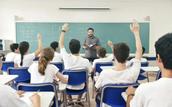 Estudantes de baixa renda do ensino médio terão poupança para permanecer na escola