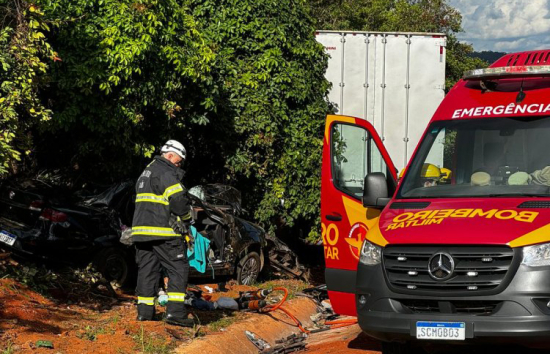 Colisão entre carreta e carro de passeio deixa 3 mortos