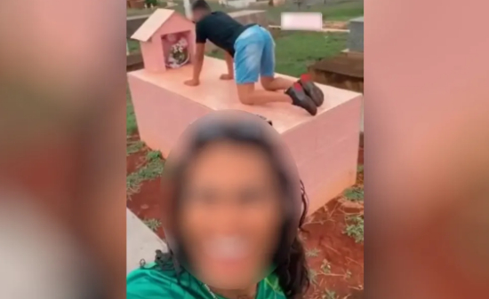 Dupla filmada dançando funk sobre túmulo de criança faz acordo na Justiça