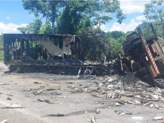 Caminhões pegam fogo após acidente e dois motoristas morrem em serra na BR-070 em MT