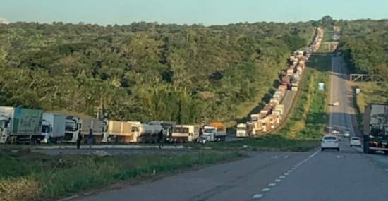 Acidente com carreta de botijões de gás interdita BR-364 