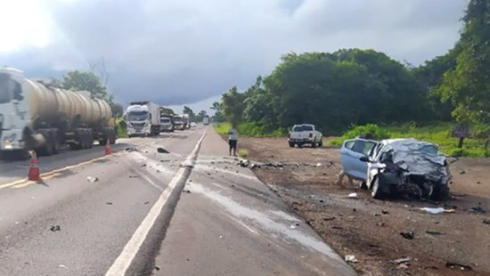 Criança e dois adultos morrem durante acidente entre carro e carreta na BR-364