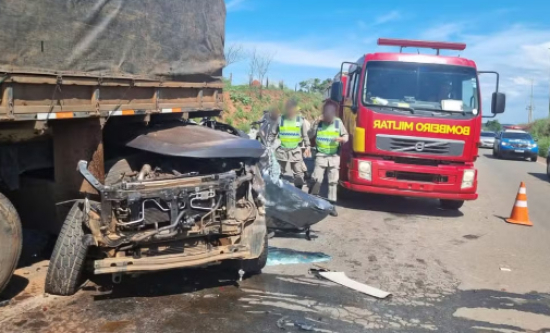 Acidente entre caminhonete e caminhão mata duas pessoas na GO-070