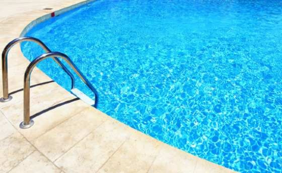 Bebê de 1 ano morre após se afogar em piscina em MT