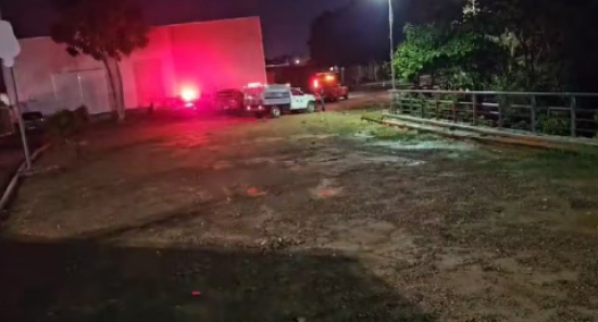 Adolescente de 15 anos morre afogado após entrar em córrego para buscar bola