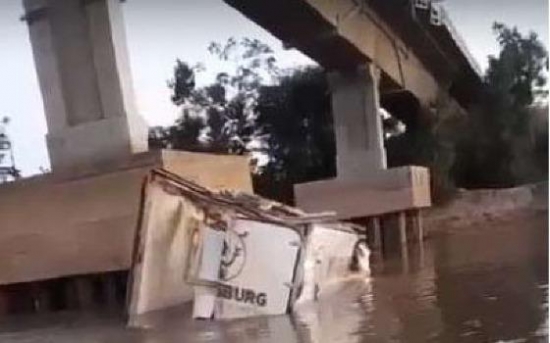 Caminhão despenca de ponte e motorista é resgatado por policiais militares; fotos