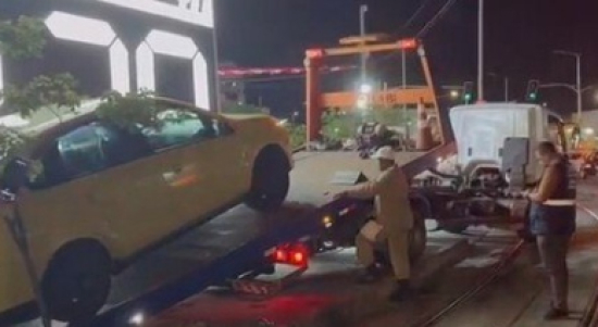 Homem sem as duas pernas é flagrado dirigindo com cabo de vassoura 