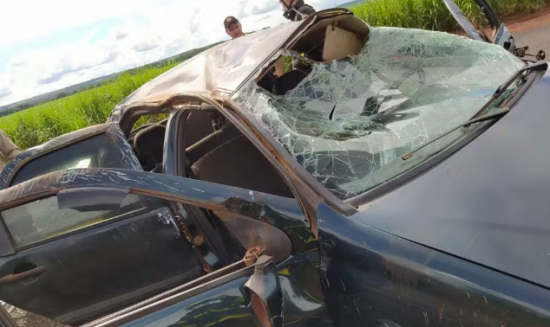 Motorista morre após ser arremessado para fora do carro durante capotamento em rodovia