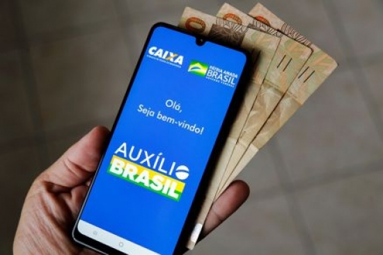 Governo quer antecipar calendário de pagamento do Auxílio Brasil de R$ 600