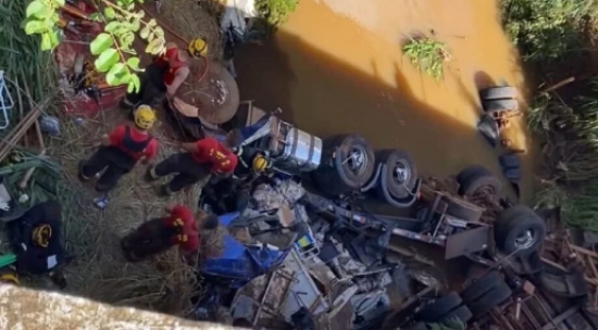 Mulher morre após caminhão com carga de arroz cair de uma ponte 
