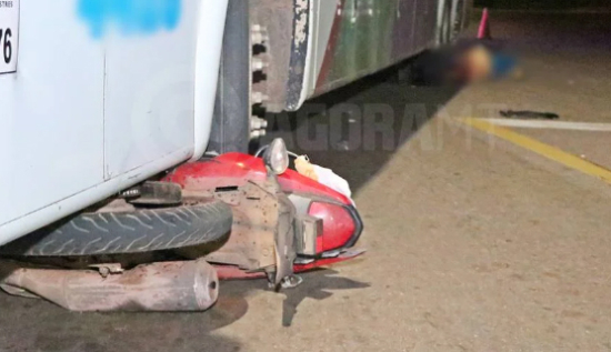 Motociclista morre após bater e ficar preso embaixo de ônibus