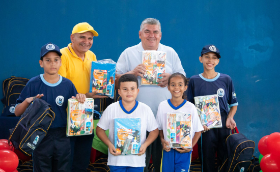 Mais de 700 estudantes do centros municipais Maurenice Santos e Helena Esteves recebem novos kits escolares