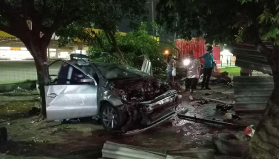 Motorista é sequestrado no dia do aniversário e sofre acidente junto com os criminosos 