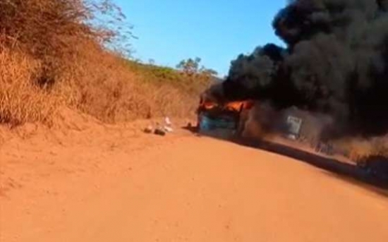 Ônibus pega fogo e passageiros correm para tirar bagagens na BR-158