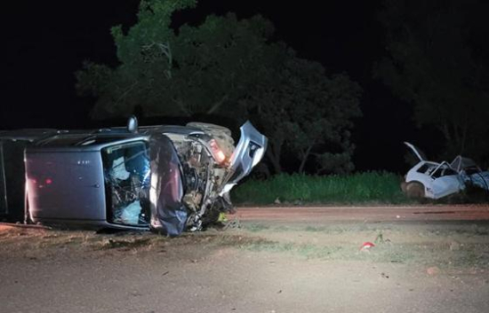 Colisão entre Hilux e Uno deixa três pessoas mortas e duas feridas no interior de MT